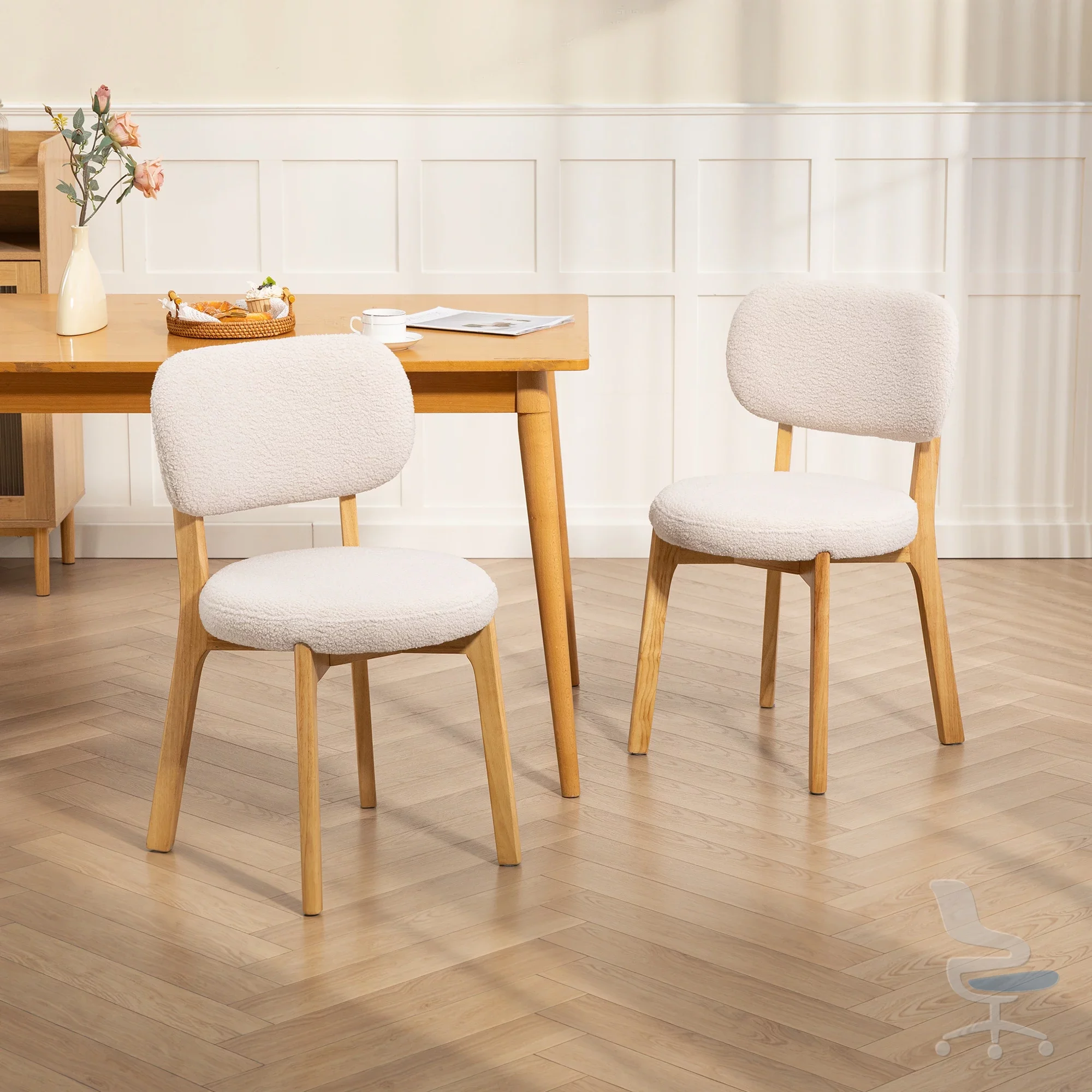 Juego de 2 sillas de comedor de estilo mediados de siglo tapizadas en bouclé — 1