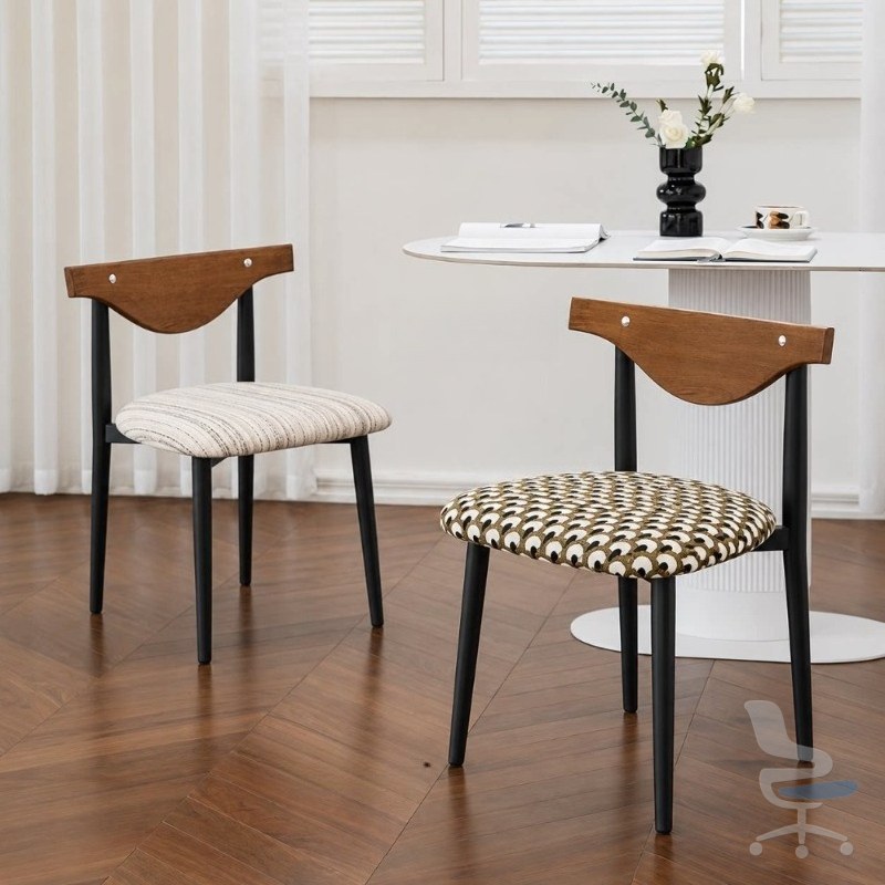 Silla de comedor de madera maciza con reposabrazos y respaldo — 1